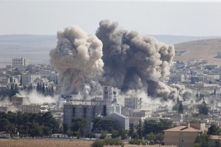 Smoke rises after an U.S.-led air strike in the Syrian town of Kobani Ocotber 8, 2014.     REUTERS/Umit Bektas