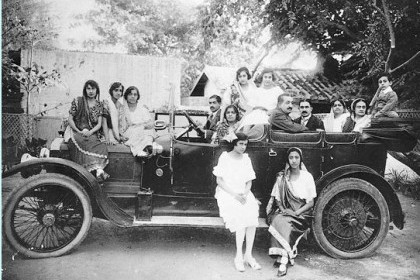 Rare-Old-Photos-of-Karachi-A-Parsi-family-in-Karachi-in-motor-car-1925-Old-and-rare-Pictures-of-Karachi