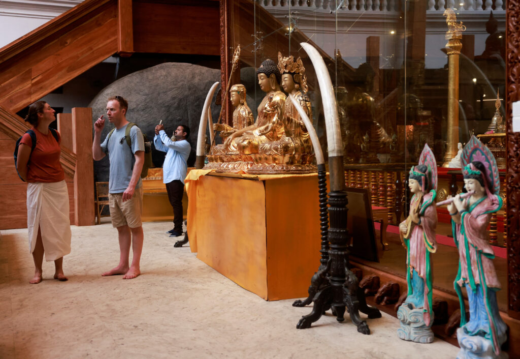 Tourists visit Gangaramaya Buddhist temple in Colombo, Sri Lanka April 25,2024. REUTERS/Dinuka Liyanawatte