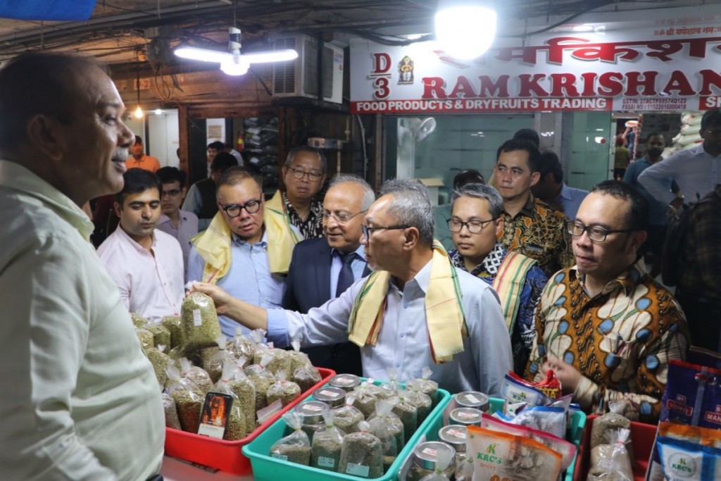 Indonesia's  Trade Minister Zulkifli Hasan examining spices in Vashi's APMC market during his visit last year. (Source: Antara News)