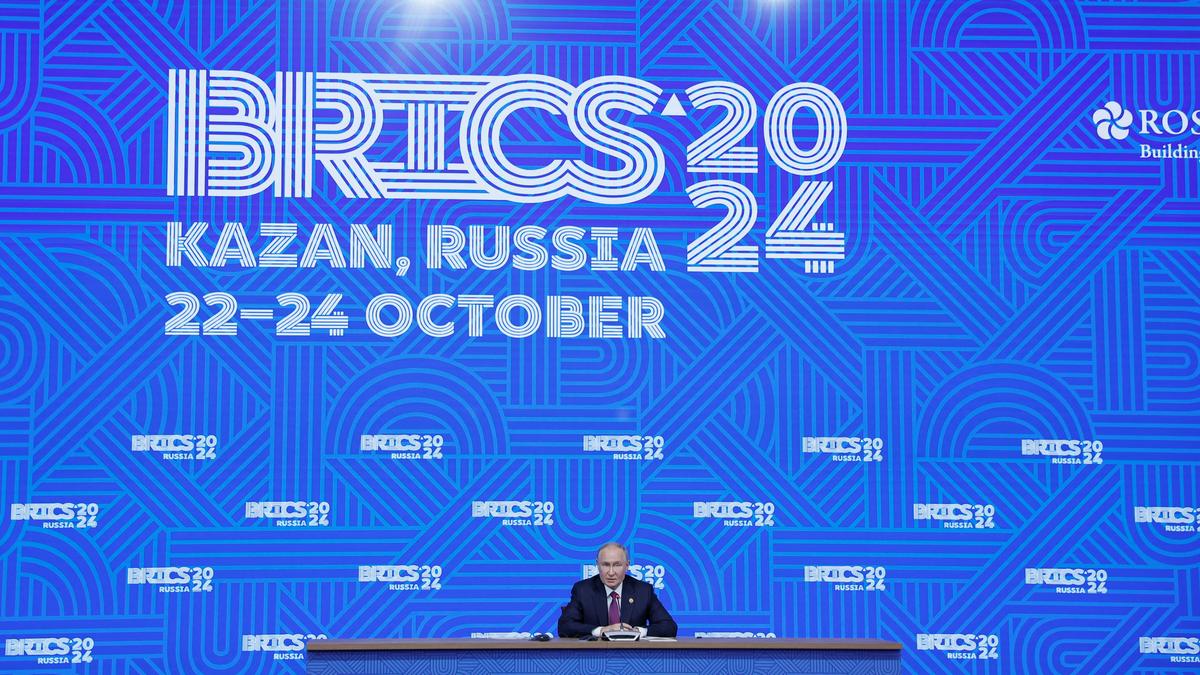 2024-10-24T162134Z_1804345792_RC23RAA5M4T3_RTRMADP_3_RUSSIA-BRICS-PUTIN